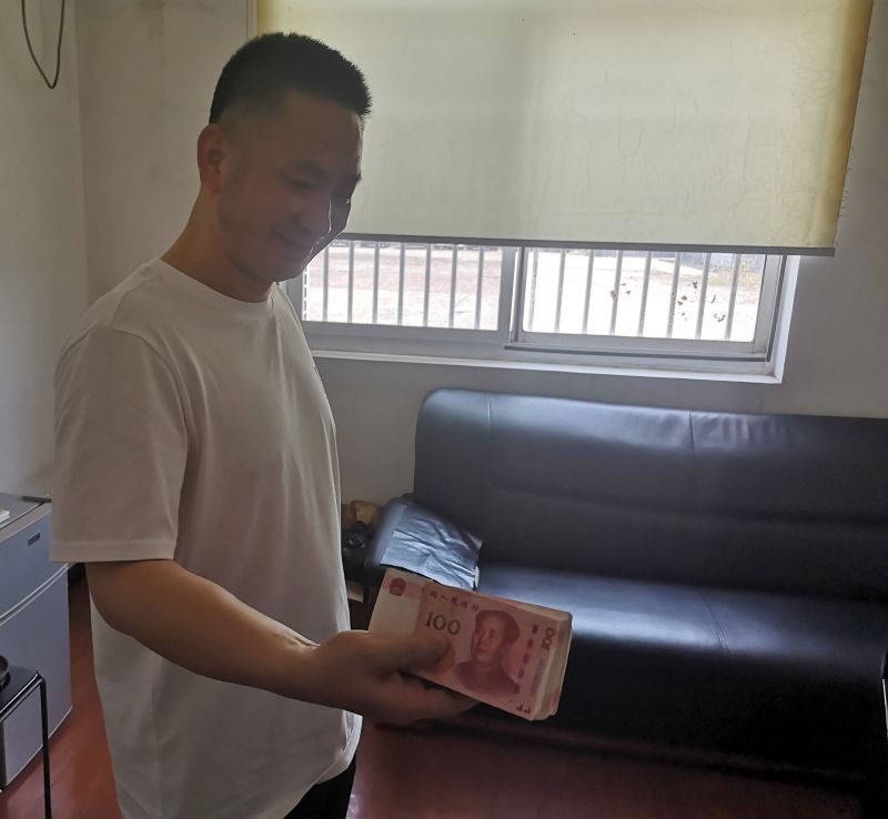 點(diǎn)贊！拾金不昧好的哥 萬(wàn)元現(xiàn)金物歸原主