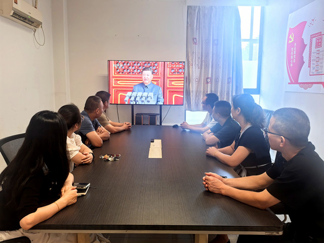 4常運(yùn)集團(tuán)物產(chǎn)經(jīng)營(yíng)公司組織職工在會(huì)議室集中收看紀(jì)念中國(guó)人民抗日戰(zhàn)爭(zhēng)暨世界反法西斯戰(zhàn)爭(zhēng)勝利80周年閱兵式直播2_副本